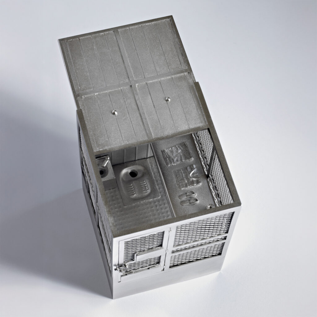 Crueldad y castigo: apuntes para un antipunitivismo republicano 1 Caja musical, 2012. Hugo Orlandini.
Objeto sonoro. Bronce niquelado 10 x 14 x 11 cm
Melodía My way.
Basado en un módulo del campo de detención de Guantánamo