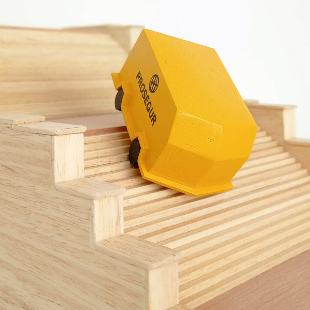 La república del porvenir: entrevista e introducción al nuevo libro de David Casassas y Yannick Bosc 1 Acorazado (detalle), 2023. Hugo Orlandini.
Escultura. Madera y pintura 18,5 x 42,5 x 18,5 cm
Inspirada en el film El acorazado Potemkin de Serguéi Eisenstein