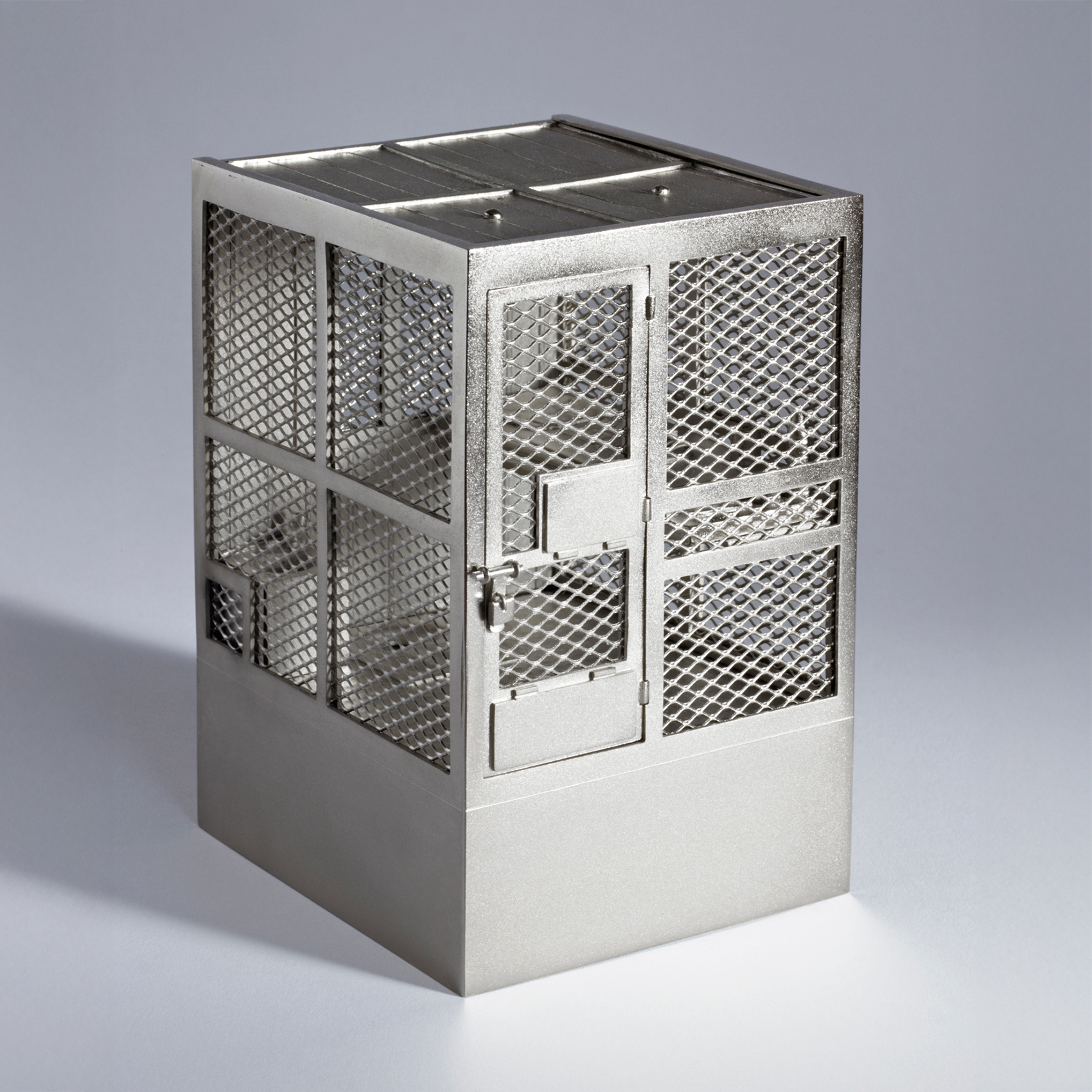 Caja musical, 2012. Hugo Orlandini. Objeto sonoro. Bronce niquelado 10 x 14 x 11 cm Melodía My way. Basado en un módulo del campo de detención de Guantánamo