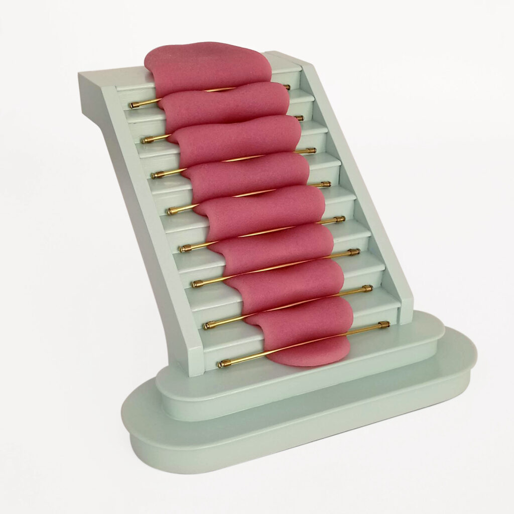 Políticamente correcto, 2023. Hugo Orlandini. Escultura. Madera, goma, metal 18 x 25,5 x 24,5